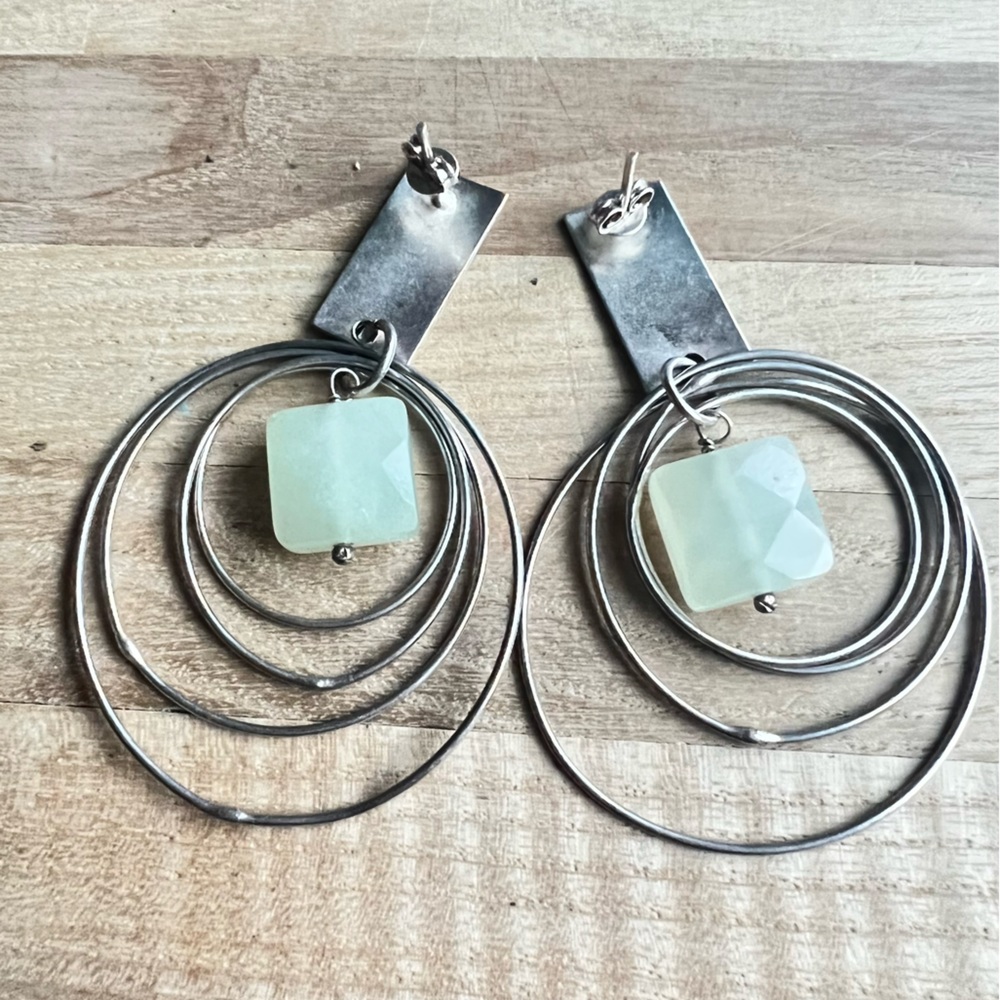 Artisan silver concentric circle dangle earrings with square green stone - Picture 7 of 12